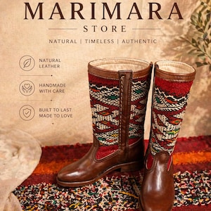 Op de afbeelding: Bruine leren laarzen met patronen textiel schachten. De laarzen hebben een klassiek ontwerp met een spitse neus en een middelhoge hak. De afbeelding bevat de tekst "MARIMARA STORE" en "NATURAL LEATHER".