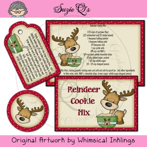 Op de afbeelding: Een set receptkaarten en labels voor rendierkoekjesmix. De kaarten tonen een cartoon rendier met een groene kom. Het recept bevat ingrediënten als bloem, suiker en chocolade chips. Het label bevat bakinstructies.