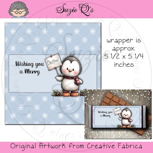 Könnte beinhalten: Weihnachtliche Illustration mit einem Pinguin, der ein Schild mit der Aufschrift "Christmas!" und dem Text "Wishing you a Merry" hält. Der Hintergrund ist hellblau mit Schneeflocken. Die Verpackung ist ca. 14 x 13,3 cm groß.