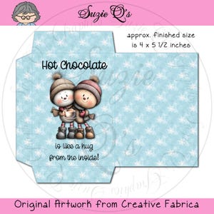 以下が含まれることがあります： 雪の結晶模様の入った水色の封筒。冬の服装をした2人の漫画のキャラクターが抱き合い、ホットチョコレートのカップを持っています。「Hot Chocolate is like a hug from the inside!」と書かれています。仕上がりサイズは約10 x 14 cmです。