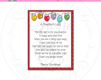 Puede incluir: Una tarjeta roja con un poema sobre la luz de un maestro. El poema está rodeado de una cadena de luces navideñas de colores. La tarjeta tiene un patrón de cuadros rojos y el texto "A Teacher's Light" y "Merry Christmas".