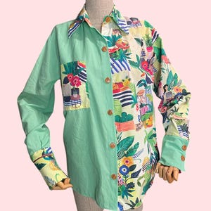 Chemise en popeline à imprimé floral tropical – chemise boutonnée d'inspiration vintage avec des couleurs vives, chemise plage estivale, chemise tropicale tendance pour femme