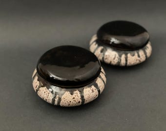 Set of two ceramic containers with lid in speckles and black