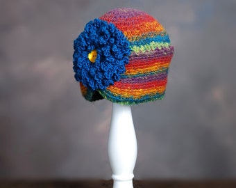 Chapéu de crochê de inverno estilo flapper com padrão de flor de crochê fofo, gorro, pdf epattern, tamanhos recém-nascido-adulto fácil ajuste