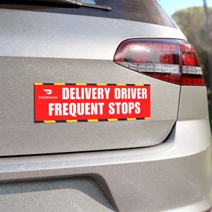 Pode incluir: Um sinal magnético para carro vermelho e amarelo com o texto "DoorDash Delivery Driver Frequent Stops".