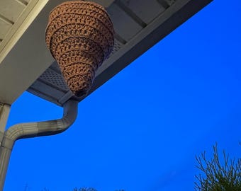 Decoy wasp/hornet nest