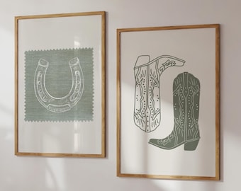Set di stampe digitali con collage di stivali da cowgirl disegnati a mano in verde salvia, poster stampabile da appendere sopra il letto con cowgirl in stile western.