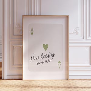 Impresión de arte de pared retro Ace of Hearts, Qué afortunados somos, arte de pared retro verde salvia, póster de naipes, decoración de apartamento bonita, arte de pared con letra de canción