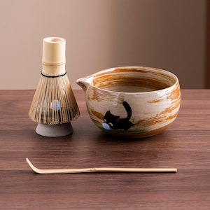 手描きの黒猫の陶器製抹茶碗、竹製の泡立て器と茶筅ホルダー付き、ユニークな日本の抹茶泡立て器セット 450ml