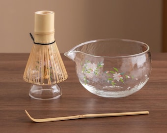 Ciotola per matcha in vetro floreale dipinta a mano con frusta in bambù e supporto per chasen. Set di fruste per matcha in vetro resistente al calore da 450 ml.