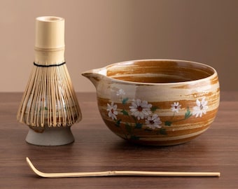 Handbemalte Matcha-Schale aus Keramik mit weißen Gänseblümchen mit Bambus-Schneebesen und Chasen-Halter Einzigartiges Japanisches Matcha-Set 450ml