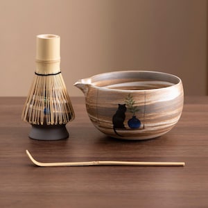 手描きの黒猫の陶器製抹茶碗と竹製の泡立て器と茶筅ホルダー付きユニークな日本の抹茶ギフトセット 450ml