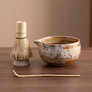 手描きの桃の花の陶器製抹茶碗、竹製の茶筅と茶筅ホルダー付き。ユニークな日本の抹茶セット 450ml