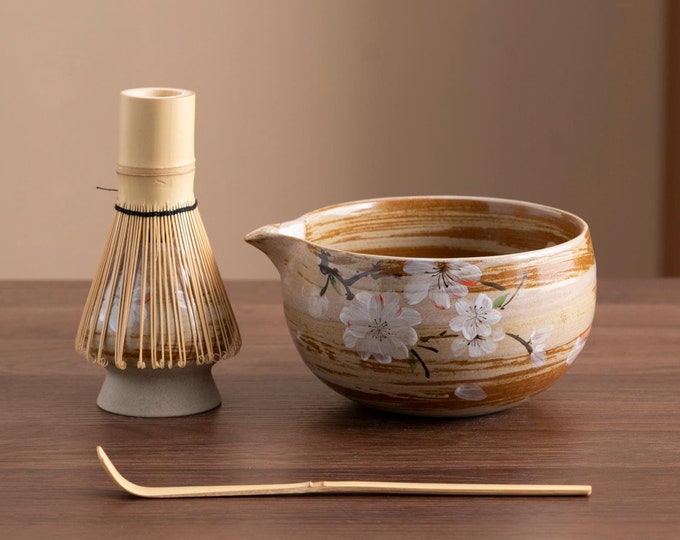 Handbemalte Pfirsichblüte Matcha-Schale aus Keramik mit Bambus-Schneebesen und Chasen-Halter Einzigartiges Japanisches Matcha-Tee-Set 450ml