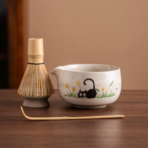 手描きのかわいい猫の陶器製抹茶碗セット、竹製の茶筅と茶筅ホルダー付き。日本の抹茶茶筅儀式セット 450ml