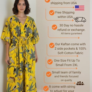 K&ouml;nnte beinhalten: Eine Frau tr&auml;gt ein gelbes Kaftan-Kleid mit V-Ausschnitt und Kordelzug in der Taille. Das Kleid hat einen Dschungel-Print mit Tieren und Pflanzen. Das Wort "KAFTAN" steht oben im Bild.