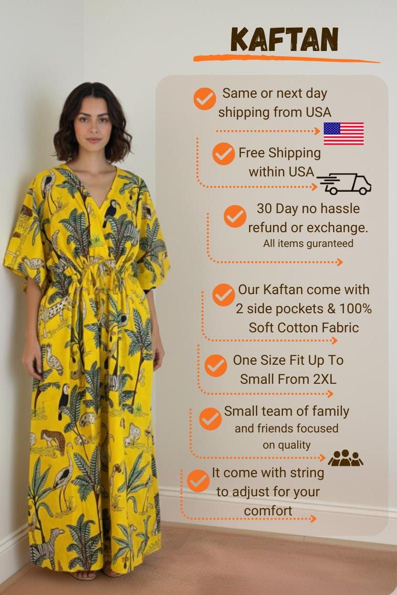 K&ouml;nnte beinhalten: Eine Frau tr&auml;gt ein gelbes Kaftan-Kleid mit V-Ausschnitt und Kordelzug in der Taille. Das Kleid hat einen Dschungel-Print mit Tieren und Pflanzen. Das Wort "KAFTAN" steht oben im Bild.