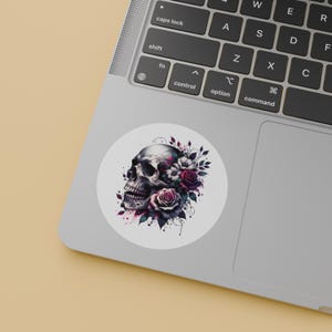 Dödskalle Clipart-paket: 50 unika dödskalledesigner med rosor, ormar, vingar och mer. PNG, direktnedladdning, högkvalitativa, akvarellskallar bild 10