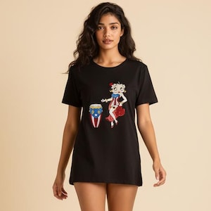 Betty Puerto Rico — Maglietta con paillettes e ricami / Edizione Boricua Conga Dancer / Collezione Swarovski Bean / Maglietta regalo con bandiera di Porto Rico