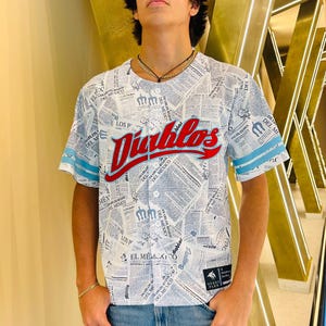 Camiseta de Los Diablos, edición fan de béisbol mexicano, con estampado de periódico y bandera de México – Edición limitada premium