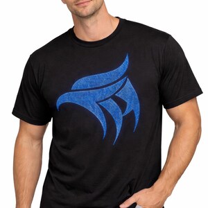 T-shirt bleu flamme avec strass · Logo en cristal serti à la main · 100 % coton péruvien