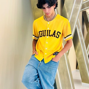 Dominikanska Aguilas tröja gul broderad skjorta | DR Streetwear tröja med knappar | Karibisk basebollmode