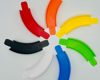 Könnte beinhalten: Sechs gebogene Streckenstücke in verschiedenen Farben: Rot, Orange, Gelb, Grün, Blau und Weiß. Die Teile sind so konzipiert, dass sie sich zu einer Rennstrecke zusammenfügen lassen.