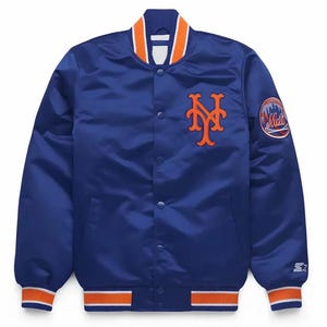 Könnte beinhalten: Königsblaue Satinjacke mit orangefarbenen und weißen Zierleisten. Mit dem New York Mets-Logo auf der Brust und einem Team-Patch auf dem Ärmel. Enthält ein Starter-Logo auf dem Ärmel.
