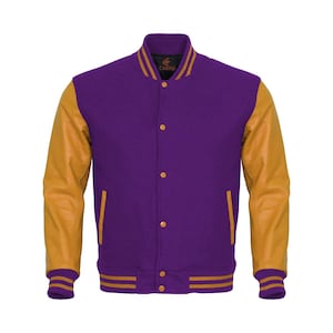 Peut inclure: Une veste de baseball violette et dorée avec une fermeture à pression et un logo County sur le devant. Les manches sont en cuir marron.