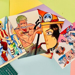 Puede incluir: Una colección de coloridas impresiones artísticas de anime con personajes de la popular serie. Las impresiones muestran poses dinámicas y colores vibrantes, con una variedad de personajes y escenas. La obra de arte se muestra sobre un fondo de formas geométricas.
