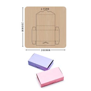 以下が含まれることがあります： 「L1590」とラベルされた木製の型抜きテンプレート。サイズは200mm x 200mm。組み立てられた2つの箱が並んでいます。1つの箱はラベンダー色、もう1つはピンク色です。箱は長方形で、折り畳まれたデザインです。