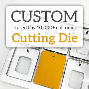 Może przedstawiać: Przezroczysta wykrojnik z tworzywa sztucznego z żółtą etykietą. Tekst "CUSTOM" znajduje się na górze, poniżej "Truseed by 10,000+ customers", a na dole "Cutting Die" w kolorze żółtym.