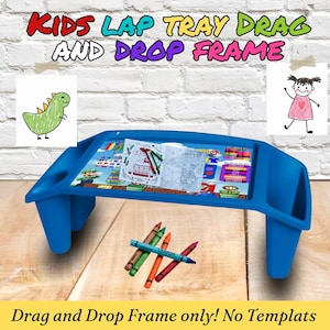Peut inclure: Un plateau de table bleu avec le texte "KIDS LAP TRAY DRAG AND DROP FRAME". Le plateau a un design coloré et comprend un livre de coloriage et des crayons. Le texte "Drag and Drop Frame only! No Templats" est également visible.