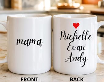 Könnte beinhalten: Zwei weiße Keramikbecher. Ein Becher hat das Wort "mama" in schwarzer Schrift. Der andere Becher hat die Namen "Michelle", "Evan" und "Andy" in schwarzer Schrift, mit einem roten Herz darüber. Die Wörter "FRONT" und "BACK" sind darunter gedruckt.