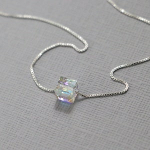 Petite perle cubique de cristal sur chaîne de collier en argent sterling, superposition de collier, collier de superposition d'argent, cadeau pour elle, cadeau petite amie
