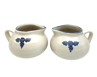 Vintage Pfaltzgraff Yorktowne jusboten set 2 blauwe bloemen USA kruik