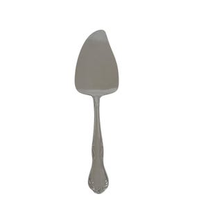 Puede incluir: Un servidor de pastel de acero inoxidable con una hoja curva y un mango adornado. El servidor está diseñado para servir pasteles, tartas y otros postres. El mango presenta un patrón floral decorativo.