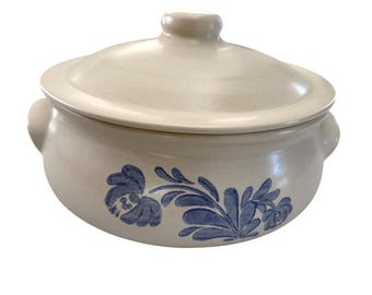 Cazuela vintage Pfaltzgraff Yorktowne de gres azul con tapa y diseño floral, 2 cuartos de galón.