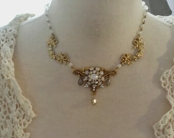 Ensemble collier et boucles d'oreilles style vintage Princess Bride opale