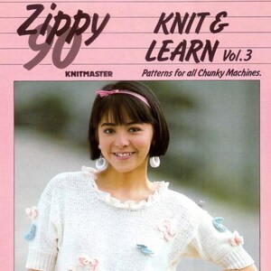 Può includere: Una donna indossa un maglione bianco lavorato a maglia con maniche corte e fiocchi decorativi rosa e blu. Il maglione ha uno scollo a balze. L'immagine è tratta da un libro di modelli di maglieria intitolato "Knit & Learn Vol.3" con il testo "Zippy 90".