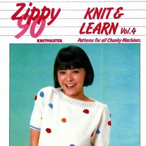 Può includere: Un maglione bianco lavorato a maglia con pois colorati, maniche corte e rifiniture blu e gialle. L'immagine presenta anche il testo "Zippy 90" e "KNIT & LEARN Vol.4". Il maglione fa parte di un libro di modelli di maglieria.