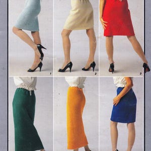 Puede incluir: Un patrón vintage para tejer y hacer ganchillo faldas. La imagen muestra seis estilos de faldas diferentes en varios colores, incluyendo azul, rojo y verde. El patrón es de la marca "Patons" y tiene el número "1058".