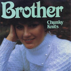 Op de afbeelding: Een vrouw draagt een witte, dikke gebreide trui met een hoge kraag en parels. De afbeelding toont de tekst "Brother Chunky Knits" in turquoise. De trui heeft een textuurpatroon.