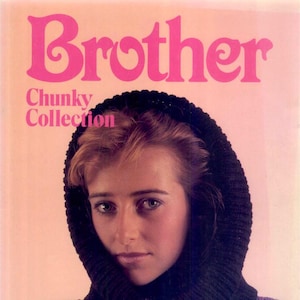 Op de afbeelding: Een vrouw draagt een zwarte gebreide capuchon en een trui met een paars en zwart patroon. De afbeelding is een magazinecover met de titel "Brother" met de tekst "Chunky Collection" in roze.