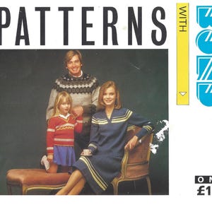Pode incluir: Capa de revista vintage com o título "PATTERNS" e "WITH BOND". A imagem mostra uma família vestida com malhas. A mulher usa um vestido azul com listras amarelas. O preço é exibido como £1.95.