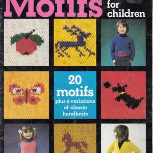Puede incluir: Libro de patrones de tejido vintage "Motifs for children" de Patons. La portada presenta cuadrados tejidos de colores con diseños como una manzana, un ciervo, una mariposa y un perro. Los niños visten jerséis y chalecos tejidos.