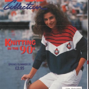 Könnte beinhalten: Ein Zeitschriften-Cover mit einer Frau in einem Strickpullover mit roten, weißen und marineblauen Streifen und einem Zickzack-Design. Der Text lautet "KNITTING IN THE 90'S" und "SPRING/SUMMER 91".