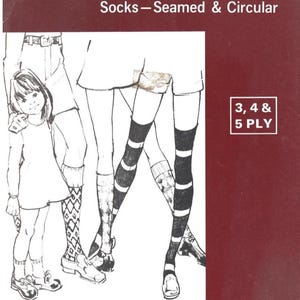 Può includere: Una copertina di manuale Singer Knitting Machines con sfondo rosso scuro e testo bianco che recita SINGER KNITTING MACHINES, Socks—Seamed & Circular, e 3, 4 & 5 PLY. L'illustrazione presenta disegni al tratto in bianco e nero di gambe che indossano vari calzini a motivi.