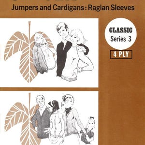 Peut inclure: Un livret d'instructions marron Singer Knitting Machines intitulé Jumpers and Cardigans: Raglan Sleeves, Classic Series 3, 4 Ply. La couverture présente des illustrations au trait noir et blanc de personnes portant des tricots et des motifs de feuilles.