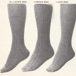 Peut inclure: Trois chaussettes grises tricotées avec différents modèles de talons : Dutch, French et Auto. Les chaussettes sont côtelées et semblent être faites d'une matière douce et chaude. L'image est une illustration vintage, présentant les styles de chaussettes.